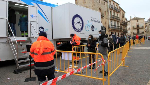 Los nuevos casos de Covid se disparan en Castilla y León hasta los 835 y preocupa la «tendencia creciente»