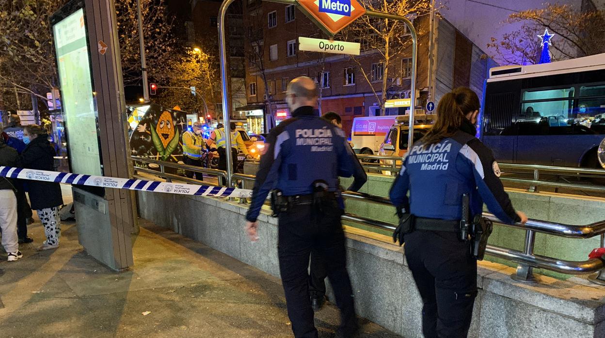 La Policía Municipal, ayer, en la boca de Metro de Oporto, donde tuvo lugar una de las agresiones