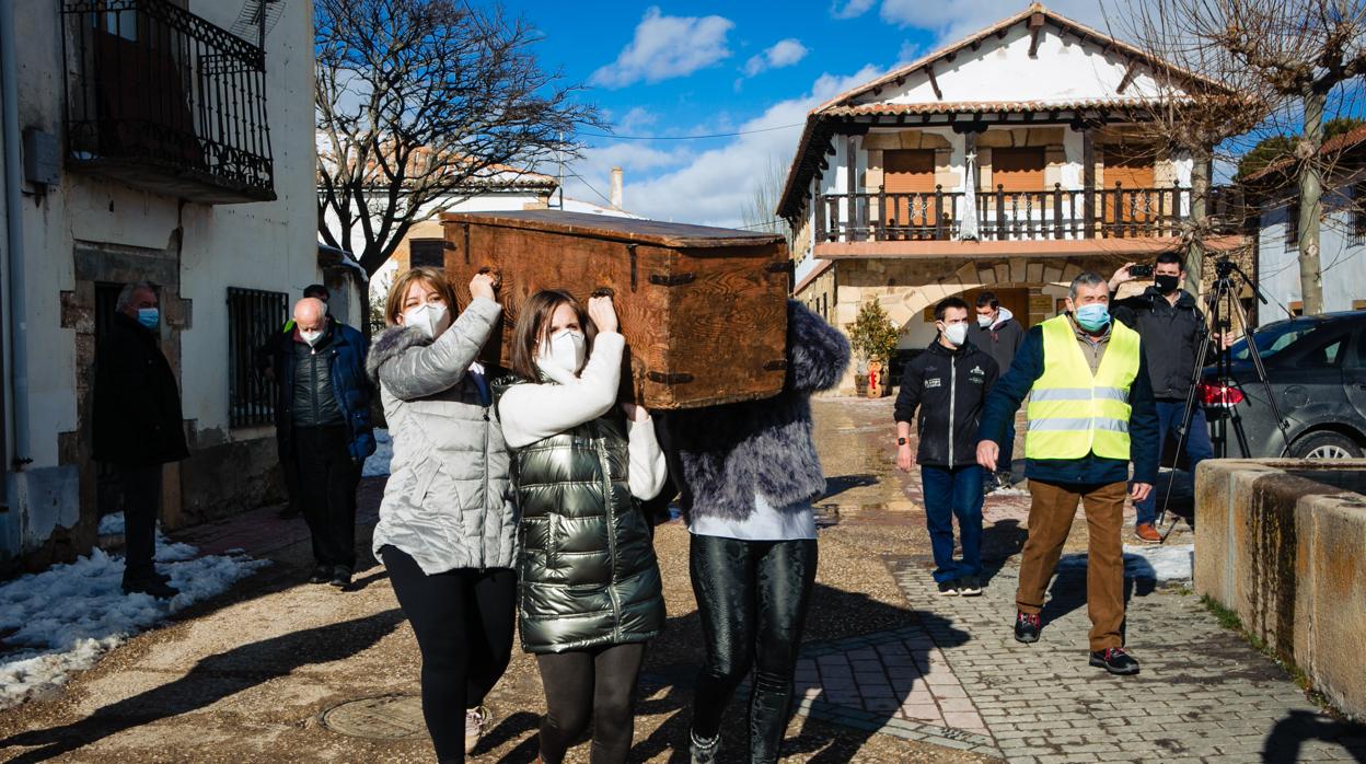 Tradicional traslado del arca entre Almarza y San Andrés (Soria)