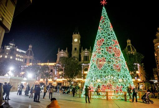 Imagen del árbol de Navidad en la plaza del Ayuntamiento de Valencia