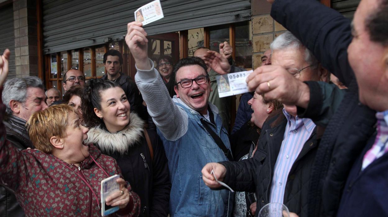 Varios afortunados celebran, el año pasado, que han sido agraciados en el sorteo de la Lotería del Niño