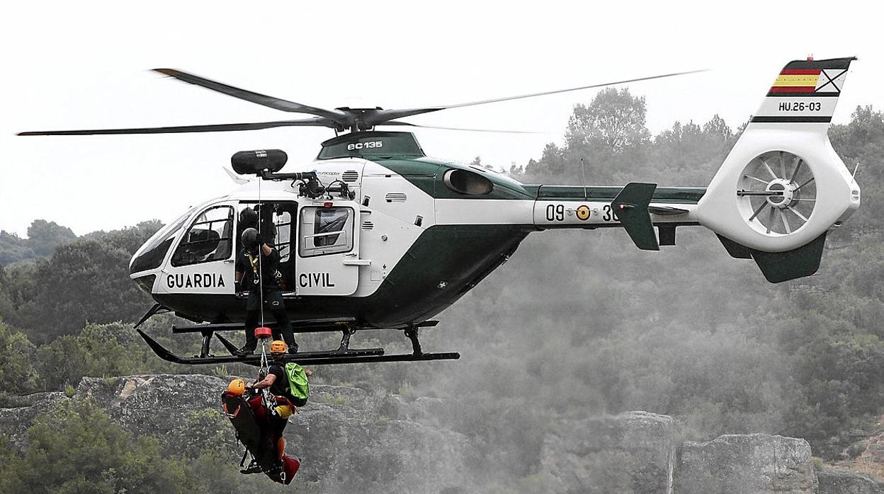 Los Grupos de Rescate e Intervención en Montaña (GREIM) de Guardia Civil en una intervención.