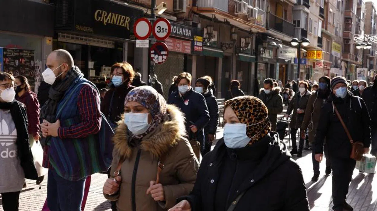 Ciudadanos con mascarillas en una céntrica calle de Zaragoza