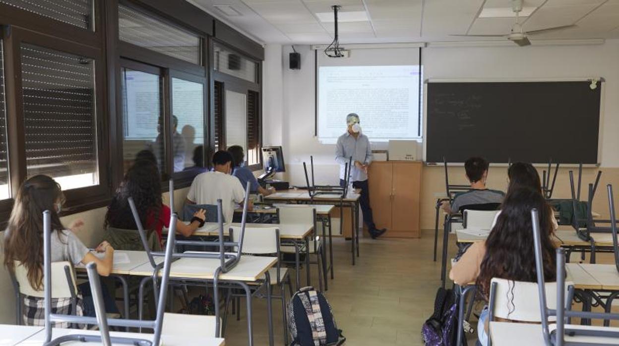 Alumnos en una clase respetando las medidas Covid