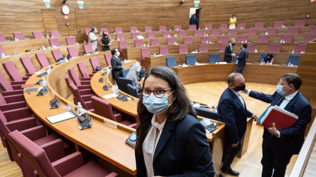 Mónica Oltra, con Ximo Puig y Rubén Martínez Dalmau (Podem) a su espalda, en les Corts Valencianes