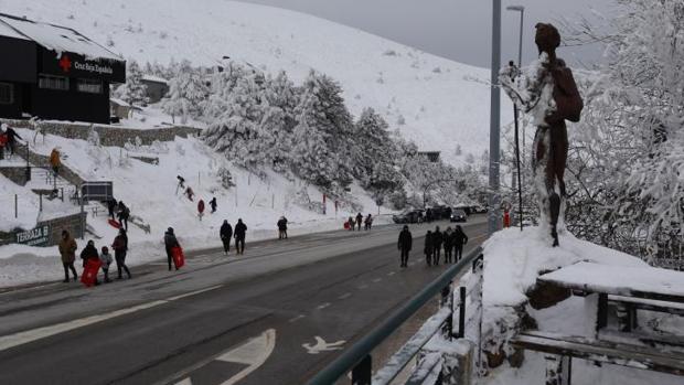 Nevada en Madrid, en directo: varias horas de intensa caída de copos dejan un manto blanco en la capital