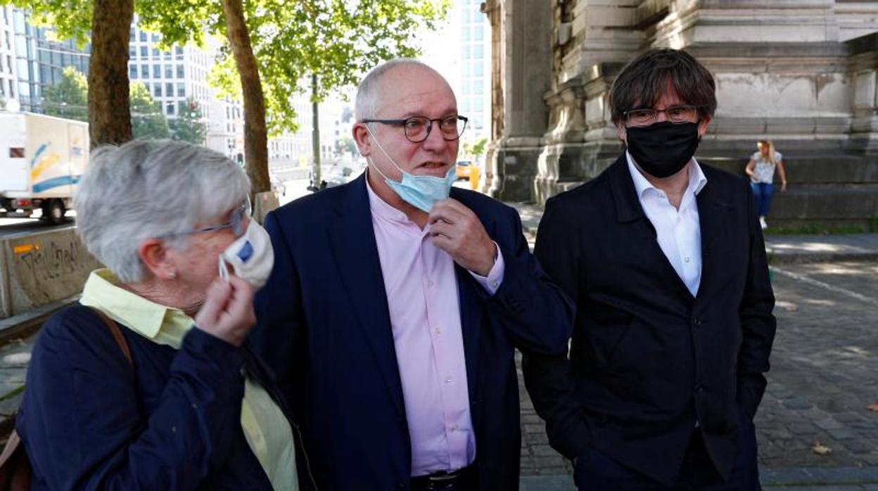 Lluis Puig (centro), junto a Clara Ponsatí y Carles Puigdemont