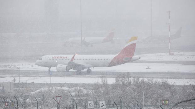 La borrasca obliga a cerrar el aeropuerto de Barajas hasta nuevo aviso