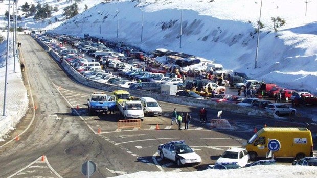 Castilla y León permitirá a los madrileños usar el parking de Navacerrada