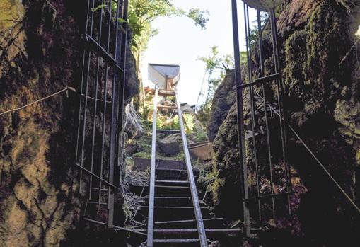 Zona de acceso a la cueva de Els Trocs, protegida con puertas de rejas para salvaguardar el yacimiento