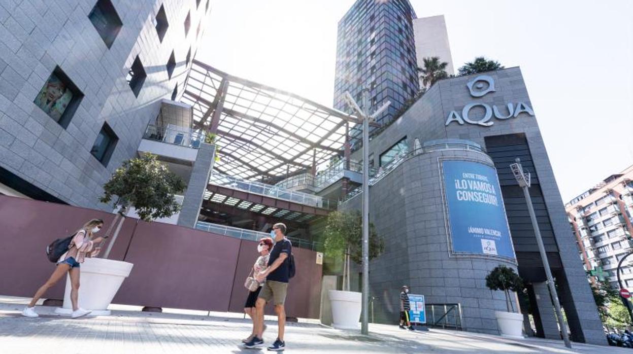 Acceso a un centro comercial de Valencia, durante la pandemia