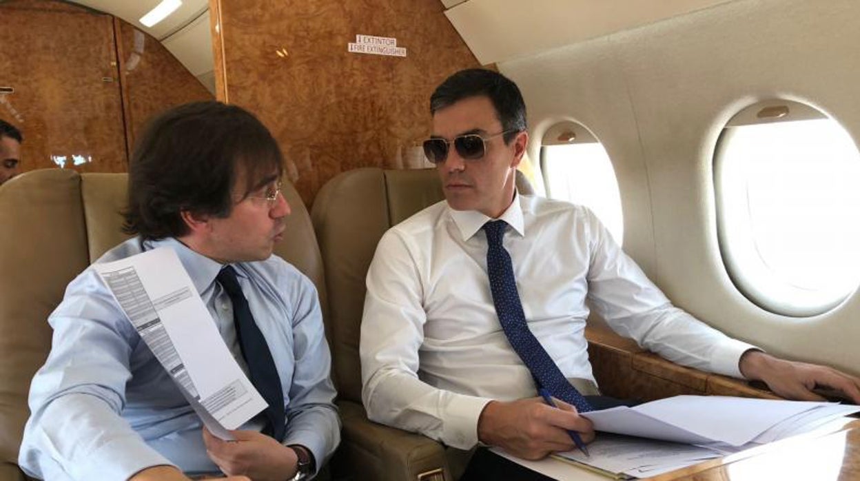 El presidente del Gobierno, Pedro Sánchez, en el Falcon que utiliza en sus desplazamientos