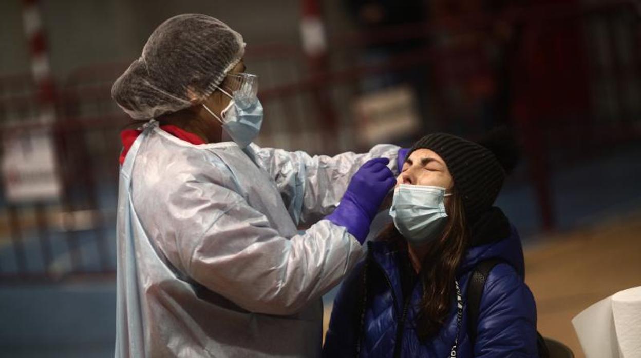 Una enfermera realiza un test de antígenos a una usuaria en un centro madrileño