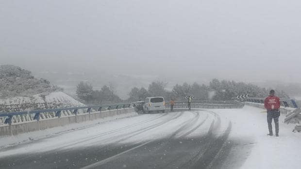 Nueve carreteras con cadenas y tres cerradas por la nieve de la borrasca Filomena