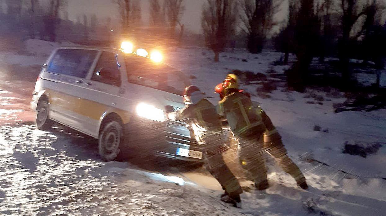 La nieve y el hielo provocan incidencias en 150 tramos de carreteras en Castilla y León