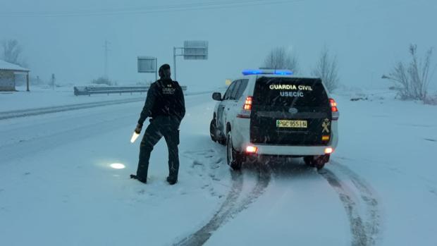 Una ambulancia, bloqueada en la nieve durante horas cuando trasladaba a un herido a Zaragoza