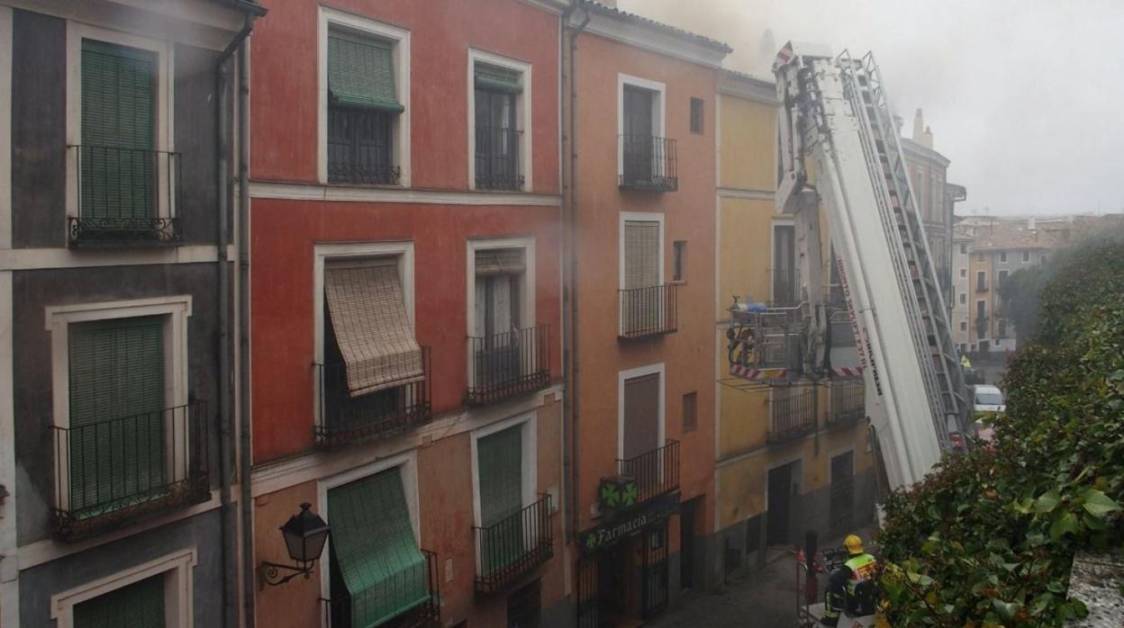 El incendio en el edificio provocó el desalojo de 20 personas