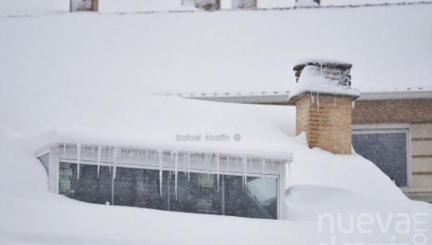 Ojo, alerta por la acumulación de nieve en balcones y cornisas de las viviendas