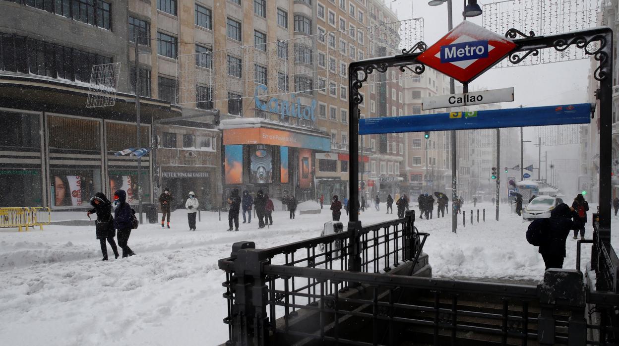 La Gran Vía nevada, con el metro de Callao abierto