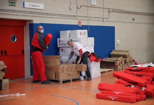 El polideportivo Cerro Almodóvar dispuso, este viernes, 100 camas para alojar a las familias vulnerables de la Cañada Real durante el temporal