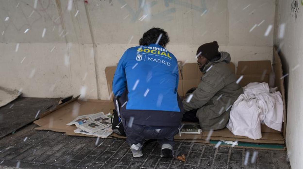 Un joven de Sierra Leona es atendido por el Samur Social bajo el puente de Eduardo Dato