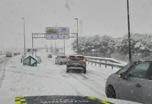 Los principales accesos a Zaragoza capital, cubiertos de nieve