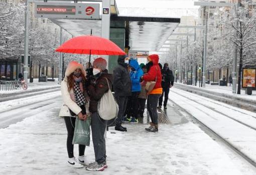 A la nieve se han sumado las placas de hielo que se han formado en numerosos puntos de Zaragoza capital por las gélidas tempoeraturas