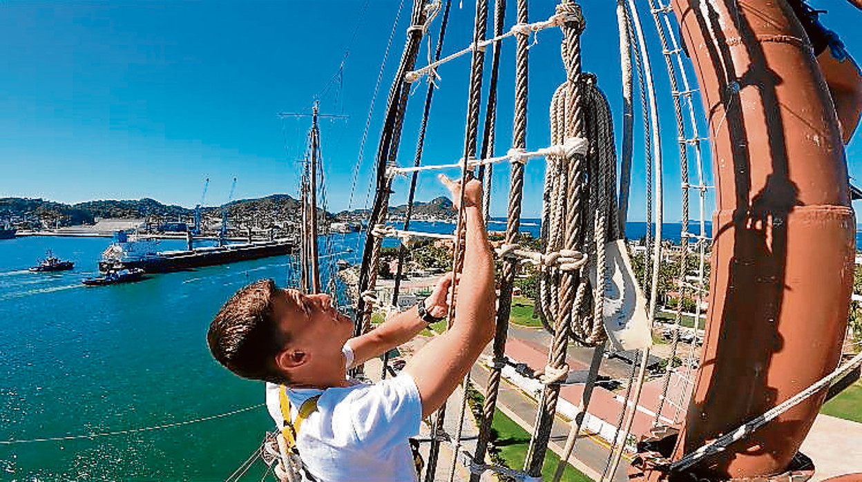 El guardiamarina Pedrós sube a uno de los cuatro palos del Juan Sebastián Elcano como parte de su formación