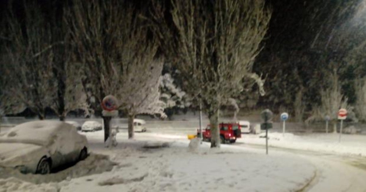 Bomberos de Navarra ayudando a mantener limpios los accesos al Centro de Salud y al Hospital Santa Ana de Tudela.