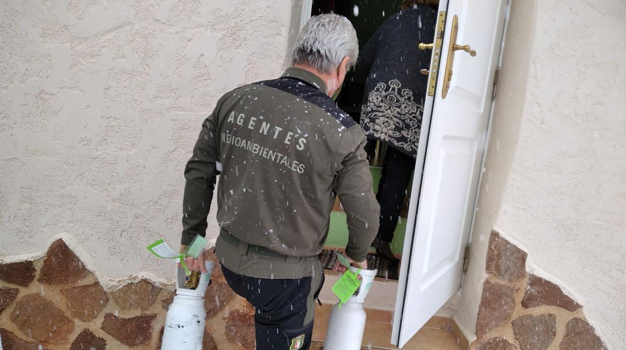 Miguel Fajardo, el agente medioambiental que llevó las bombonas de oxígeno a la mujer de Arguellite