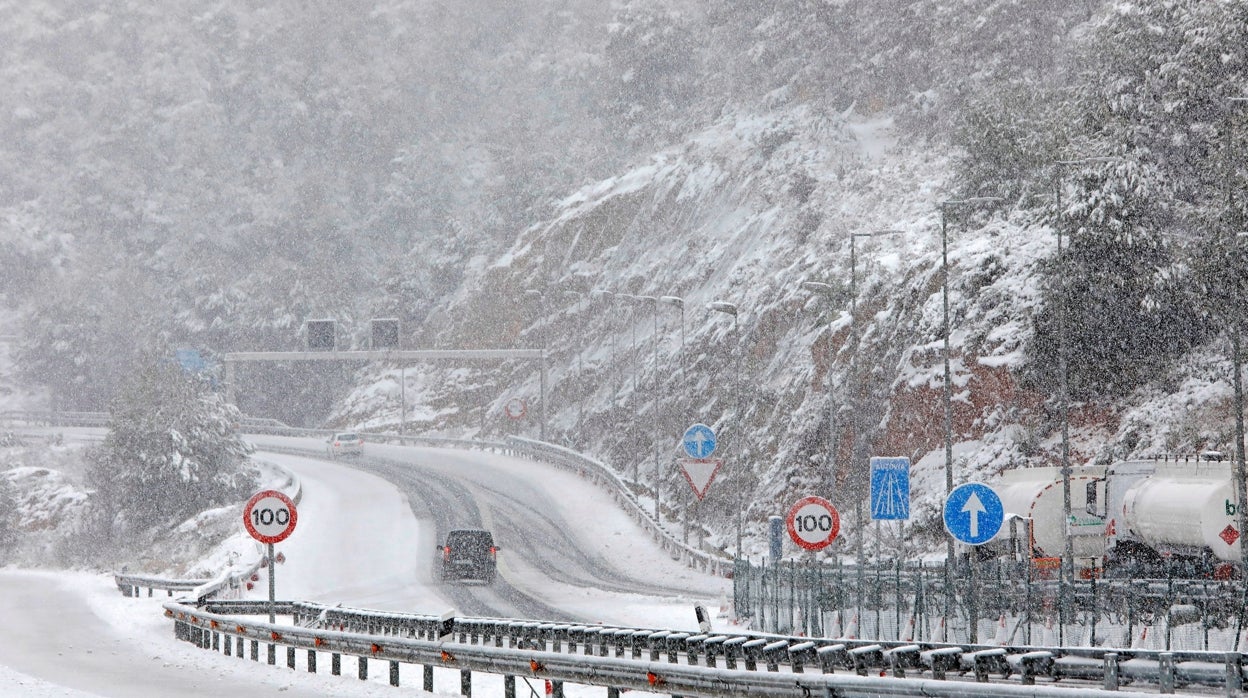 La borrasca Filomena ha obligado a cortar carreteras por acumulación de nieve en Cataluña,