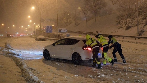 El Ayuntamiento de Madrid recogerá y guardará gratis los 700 coches abandonados aún en la M-30