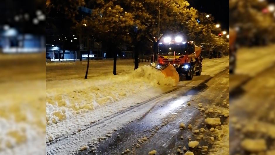 La UME trabaja con los quitanieves para despejar las grandes arterias de la capital