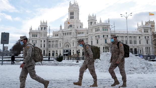 Temporal Filomena en Madrid, en directo: Los madrileños se lanzan a limpiar las calles ante el temor de las heladas