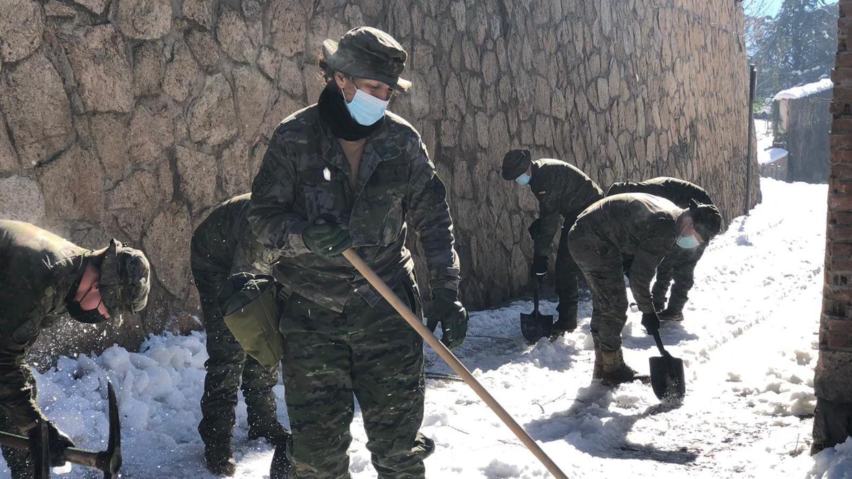 Militares trabajando este lunes en Toledo