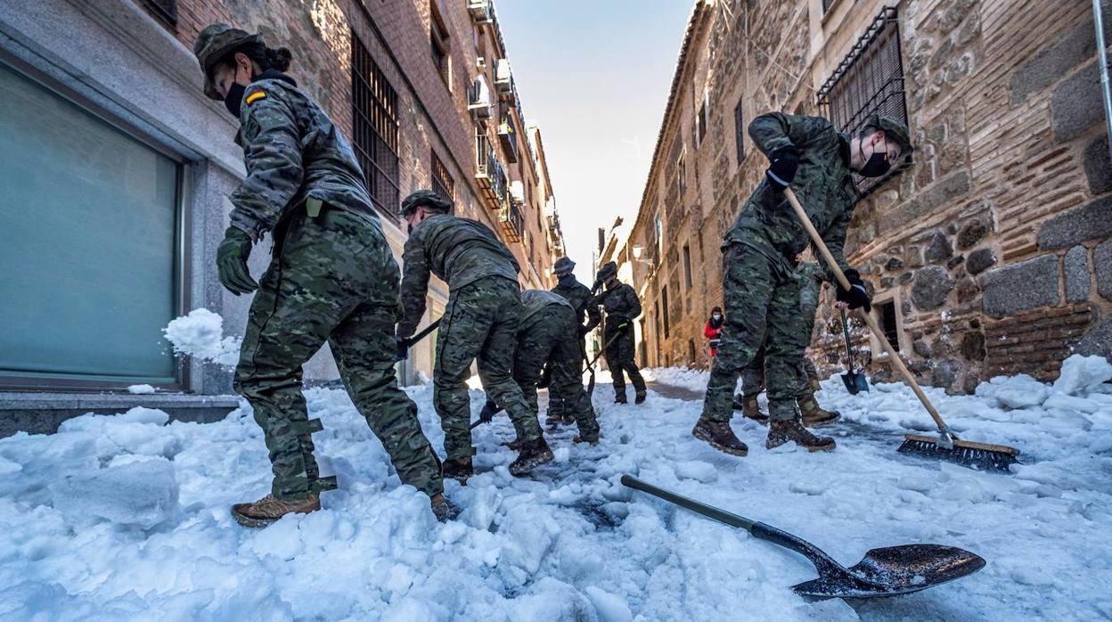 Militares trabajando en la ciudad de Toledo