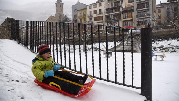 Cataluña permanece en alerta por nieve y oleaje