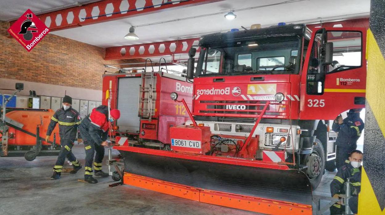 Efectivos de Bomberos preparando sus equipos y vehículos