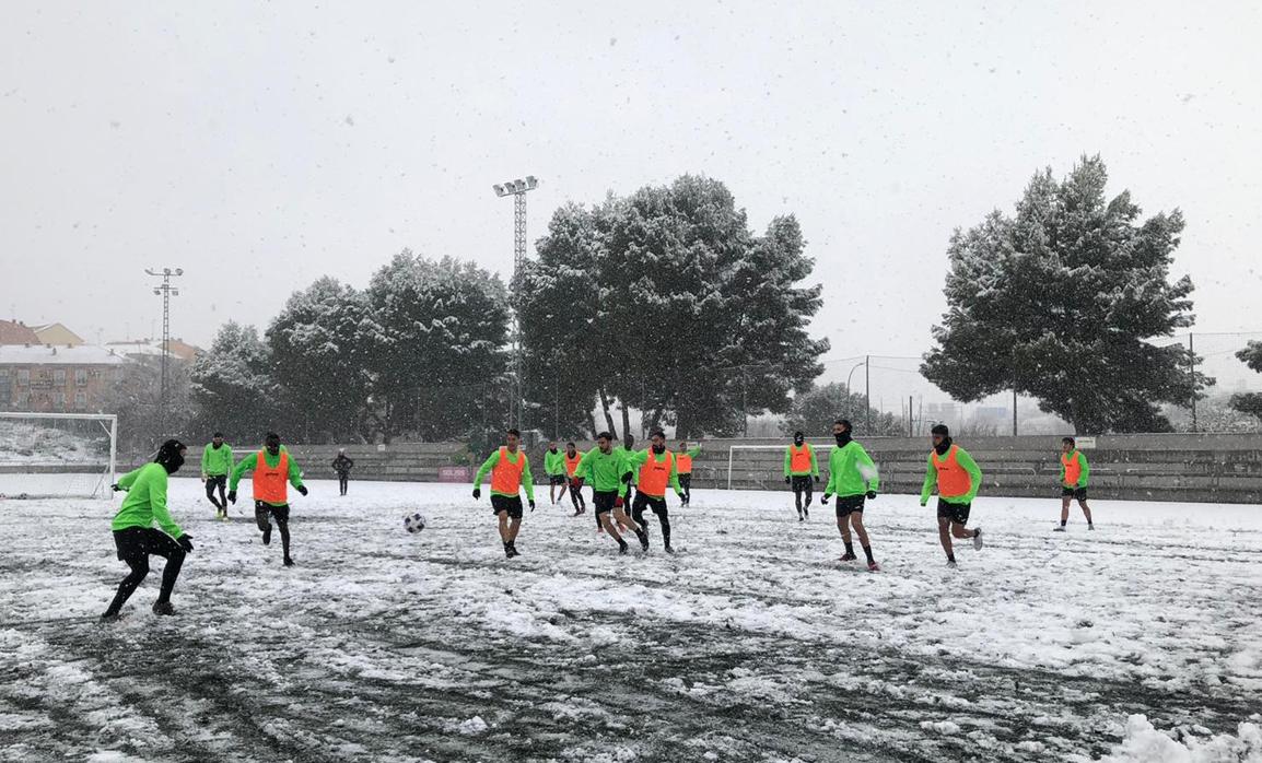 Los jugadores del CD Toledo entrenan bajo la nieve