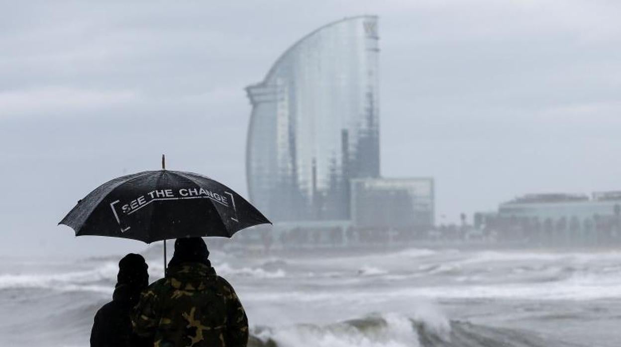 Una imagen del litoral de Barcelona, en pleno episodio de fuerte oleaje