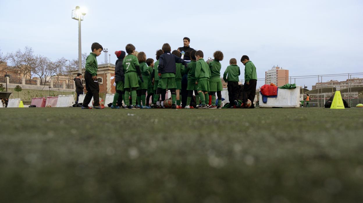 Imagen de archivo de un equipo de niños en un campo de fútbol