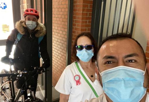 Julio, con sus compañeros del SAR de Humanes