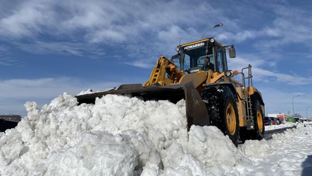 Una máquina quitanieves retira la nieve de la calzada