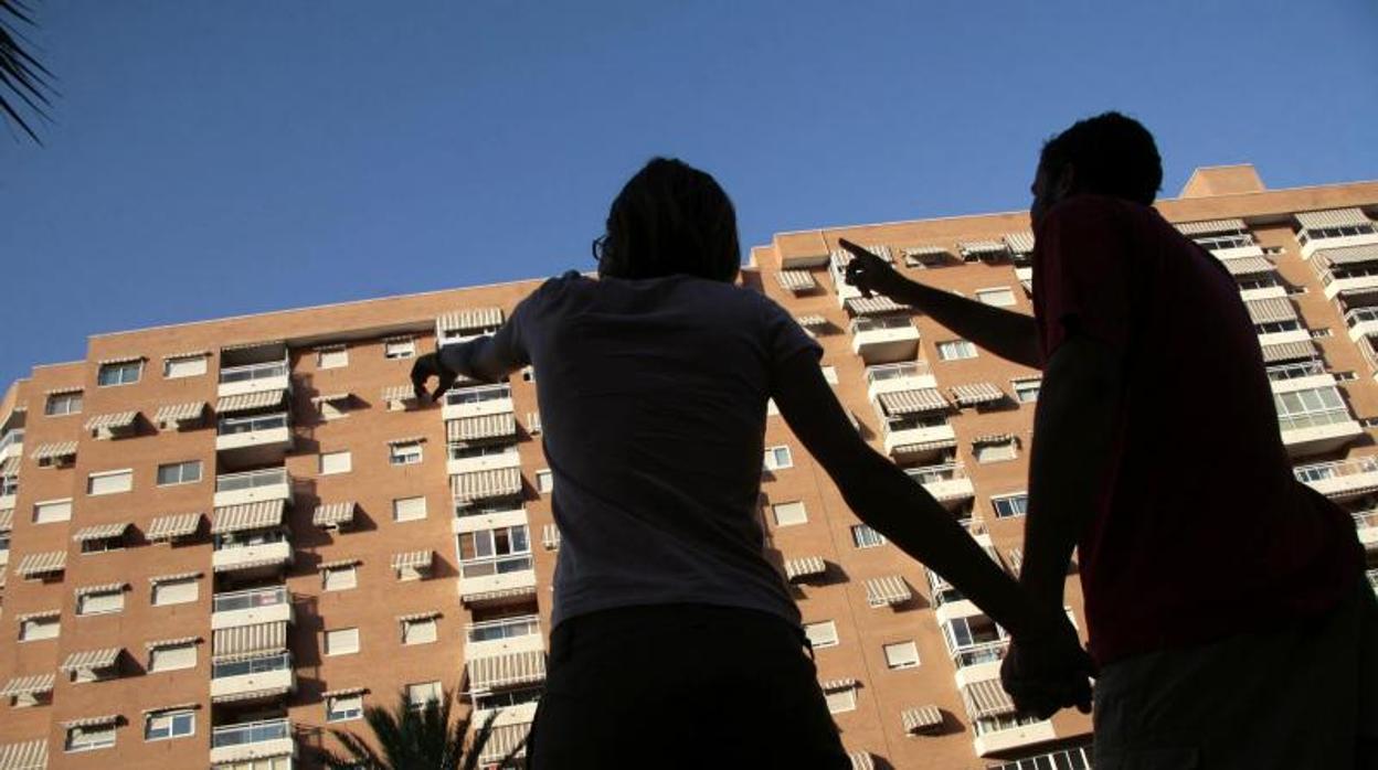 Una pareja buscando piso, en una imagen de archivo