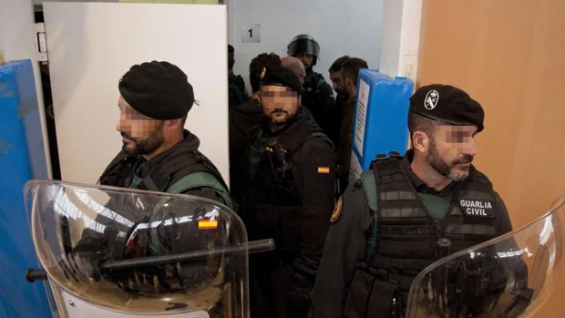 El juez exonera a la Guardia Civil y culpa al consistorio de los daños del local donde iba a votar Puigdemont
