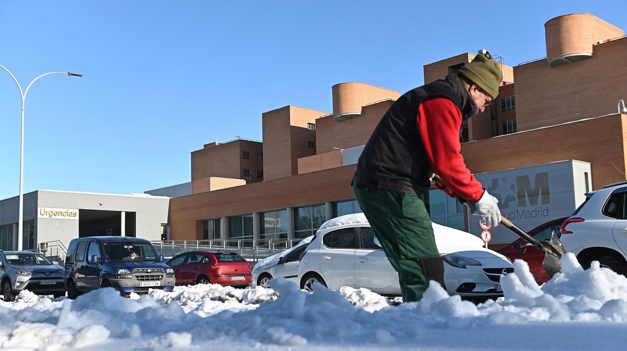 Un hombre retira la nieve de la calle en Alcalá de Henares