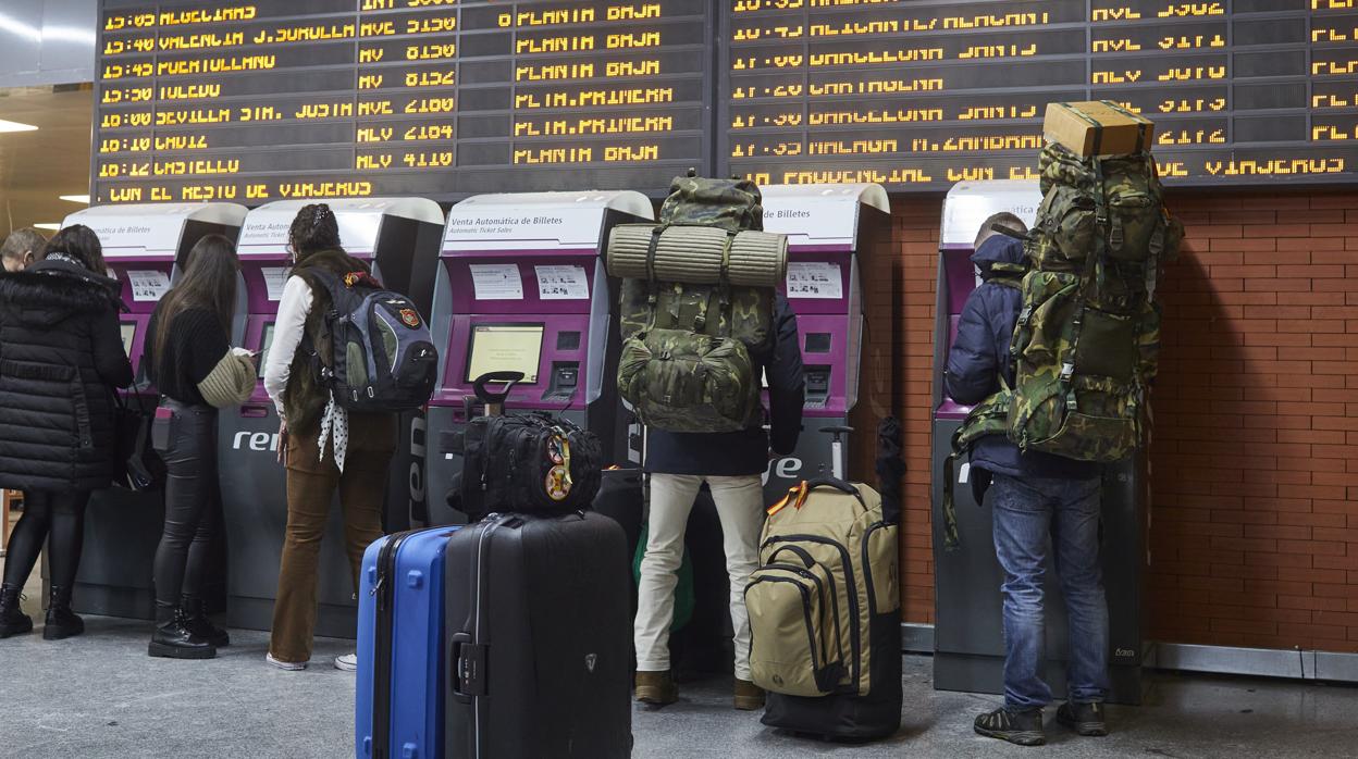 Viajeros en la primera planta de la estación de Atocha, este martes