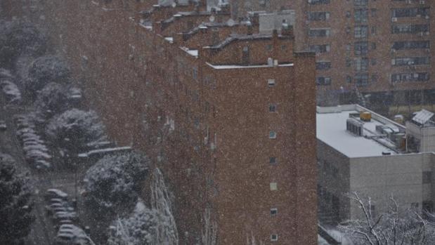 Muere una mujer de 70 años al caer desde un tercer piso en Aluche mientras limpiaba