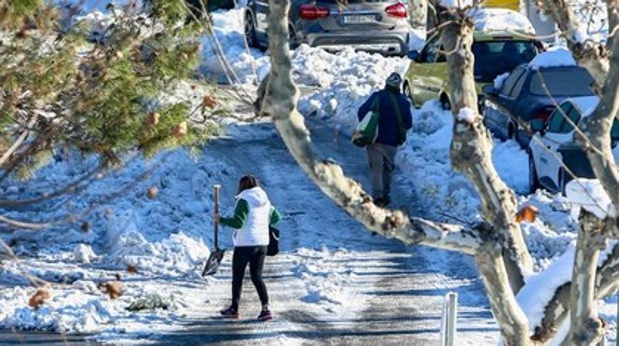 Vecina retirando nieve con una pala