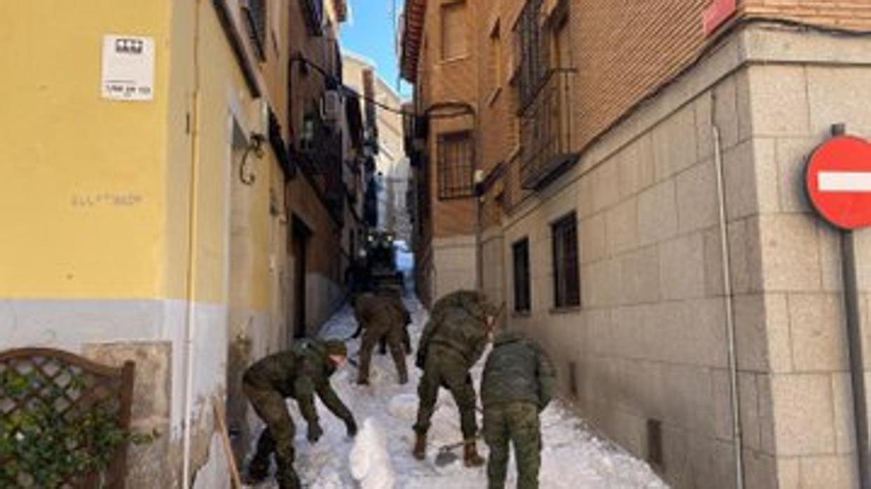 Militares trabajando en la limpieza en la cuesta del Corchete, en el Casco Histórico